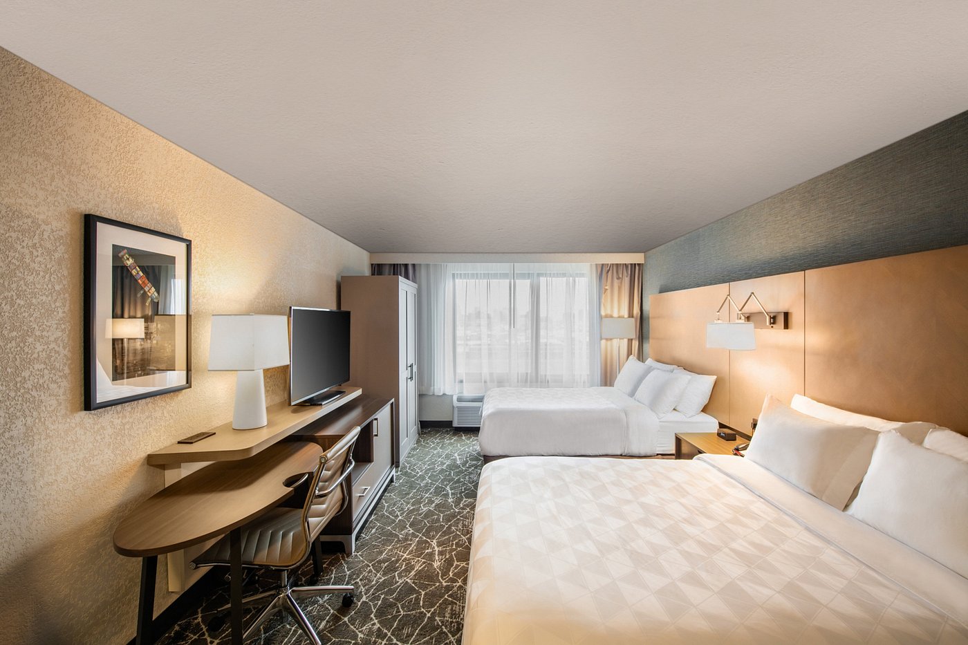 Holiday Inn Newark Guest Room